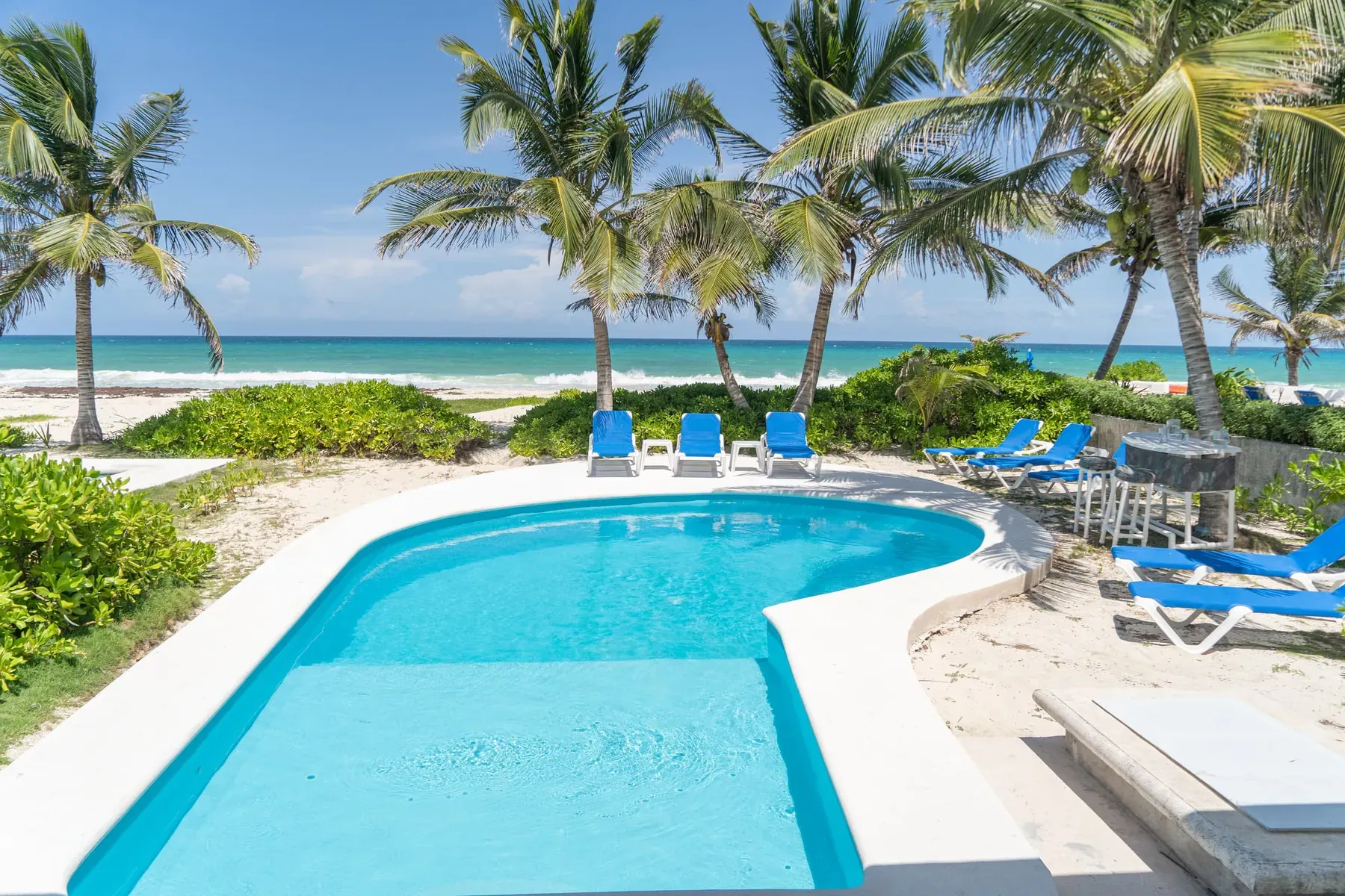 Villa Ixchel: the pool, the palms and the beach