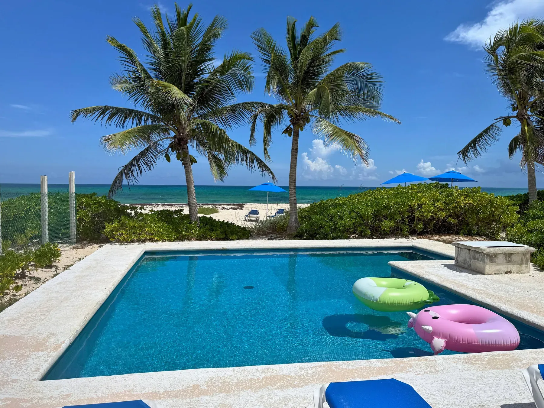 Villa Kinich: the pool and the Caribbean